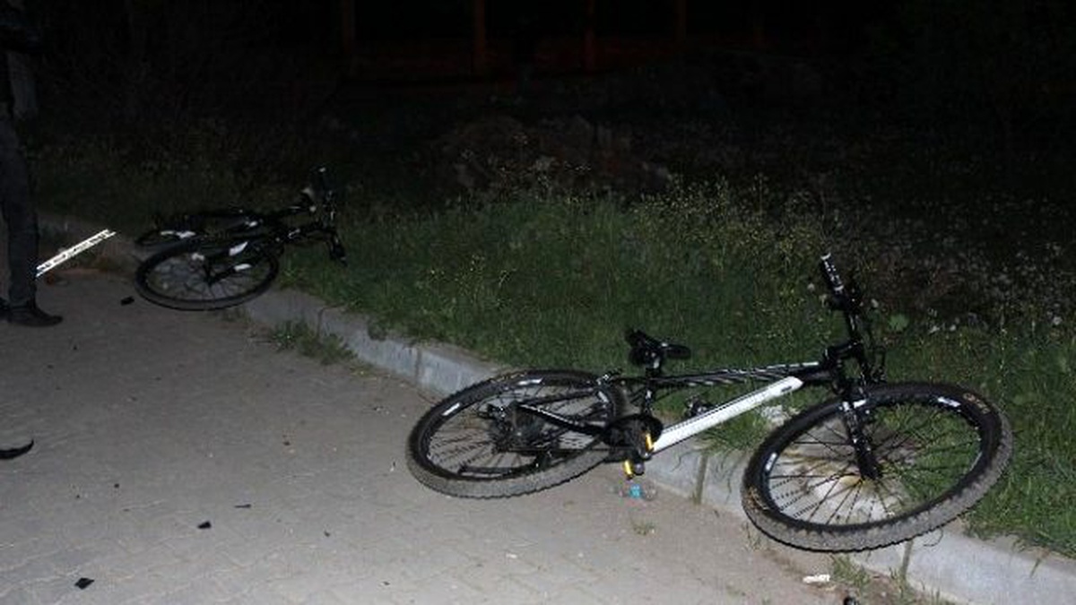 Bisikletli Gençlere Çarpıp Olay Yerinden Kaçtı