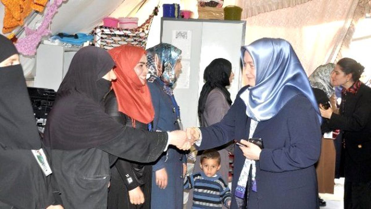 Diyanet İşleri Başkanı Görmez'in Eşi Hatice Kübra Görmez Çadır Kenti Ziyaret Etti