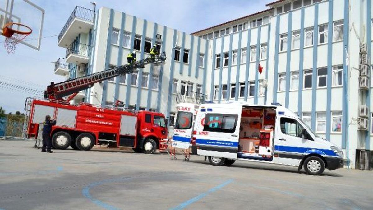 Fethiye\'de Okulda Deprem Tatbikatı