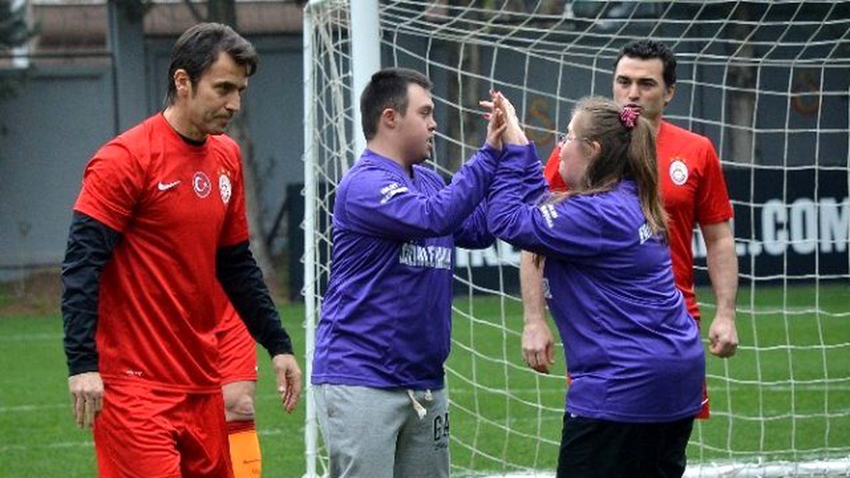 Galatasaraylı Eski Futbolculardan Anlamlı Destek