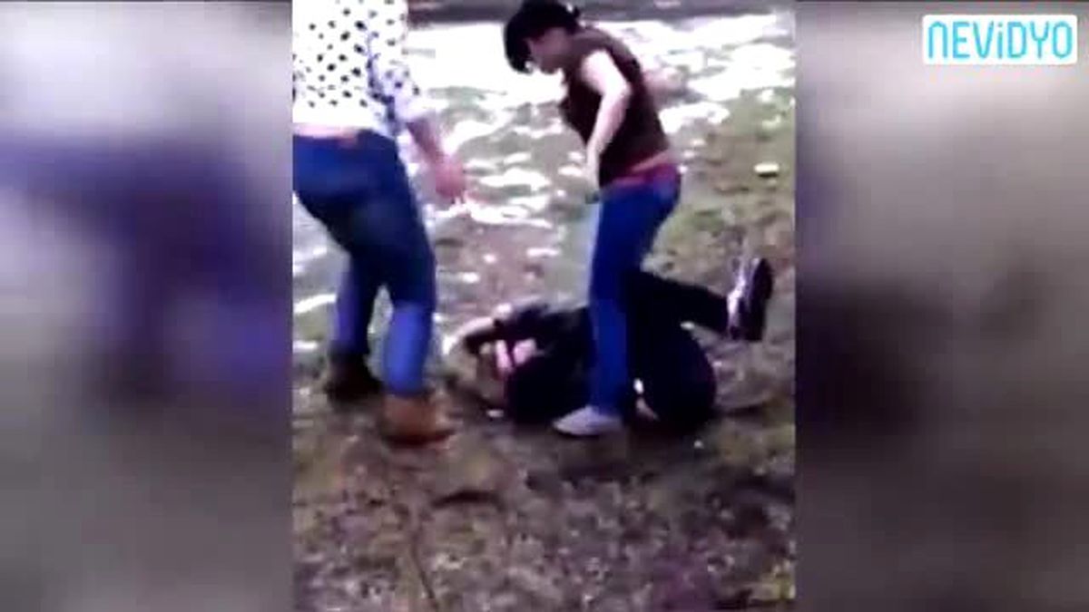 Genç Kızı Öldüresiye Dövdüler