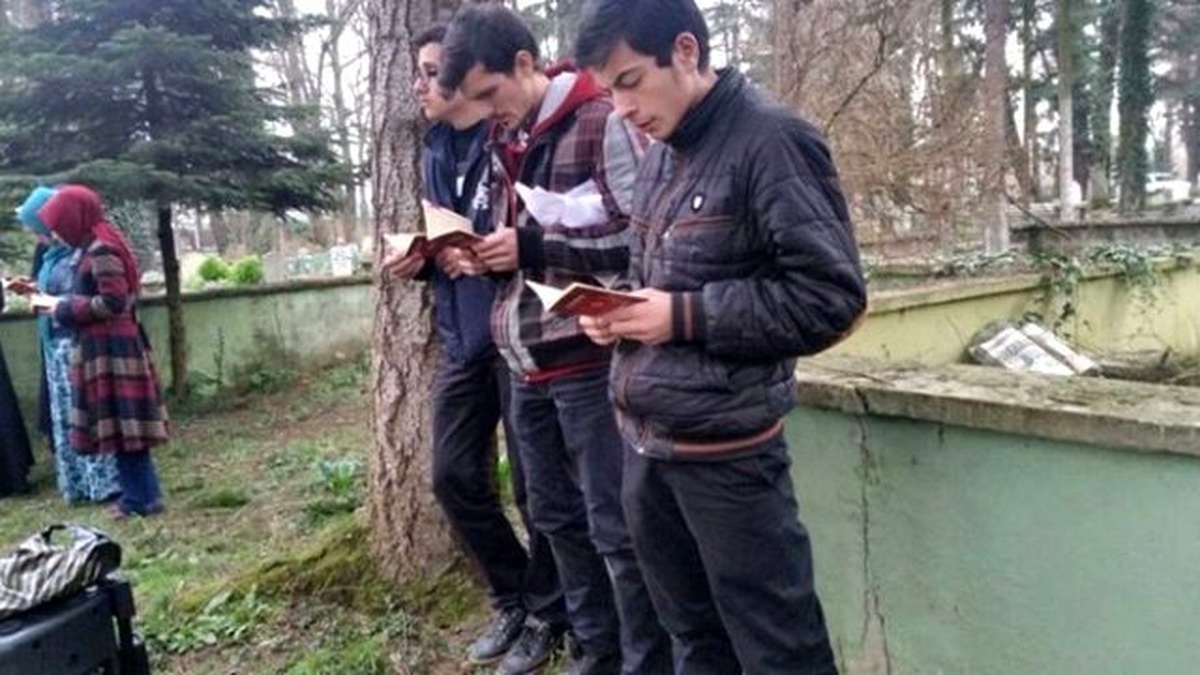 Gençler Hafız Hasan Şen\'in Kabrini Ziyaret Etti Dua Ettiler