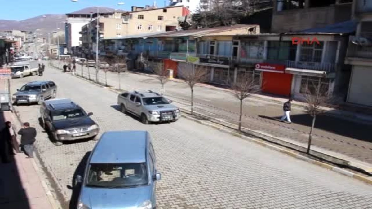 YPG\'li Cenazesi Nedeniyle Şemdinli\'de Kepenkler Açılmadı