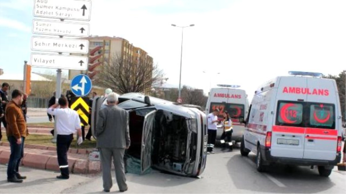 Kayseri\'de Hamile Kadını Taşıyan Ambulans Kaza Yaptı: 3 Yaralı