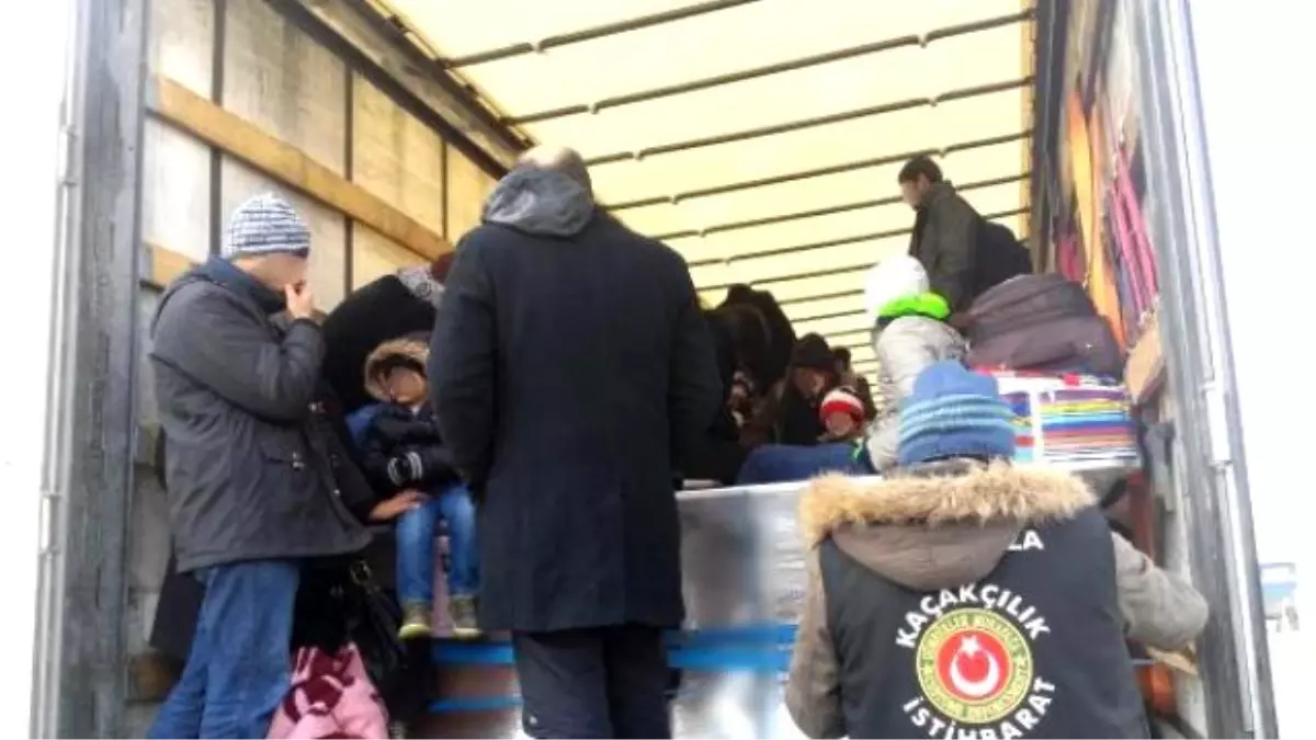 Hamzabeyli\'de Tır Dorsesinde 70 Kaçak Yakalandı