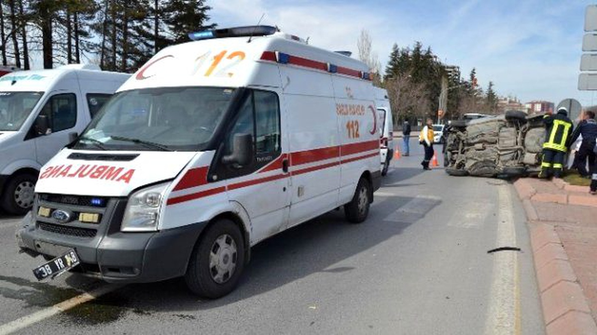 Hasta Taşıyan Ambulansla Otomobil Çarpıştı: 3 Yaralı
