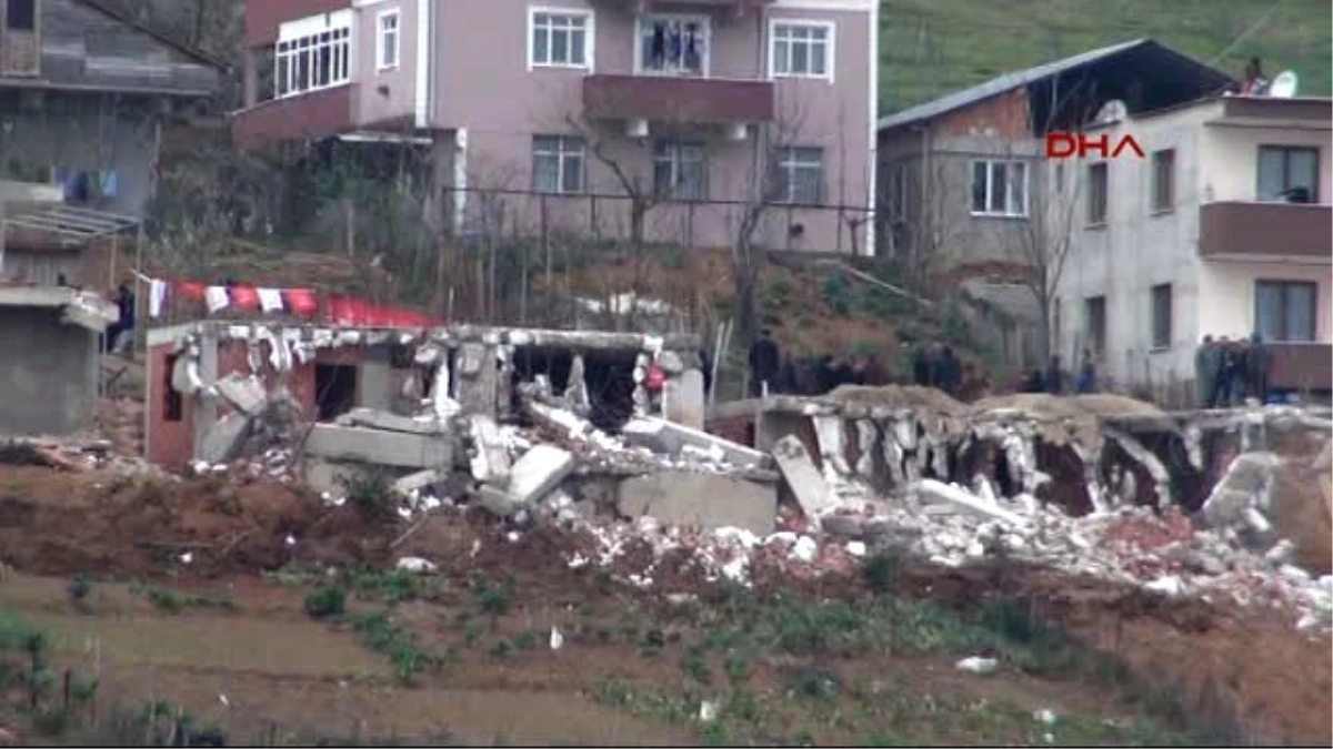 İzmit Alikahya\'da Ruhsatsız 3 Ev İnşaatı Yıktırıldı