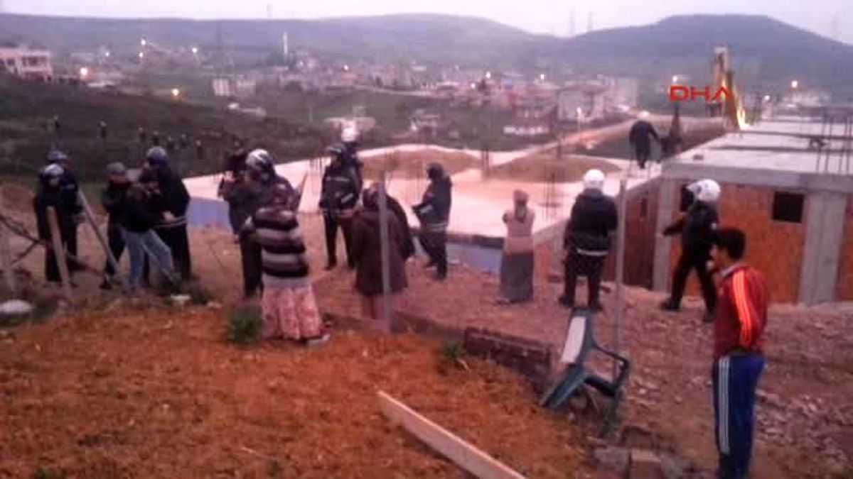 İzmit Alikahya\'da Ruhsatsız 3 Ev İnşaatı Yıktırıldı