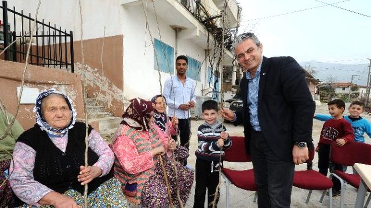 Karşıyaka\'da İki Bin Fidan Dağıtıldı