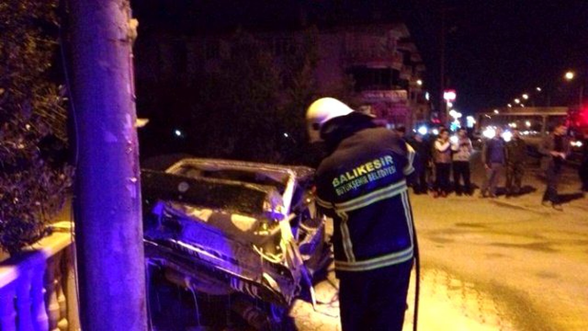 Kazada Otomobil İkiye Bölündü