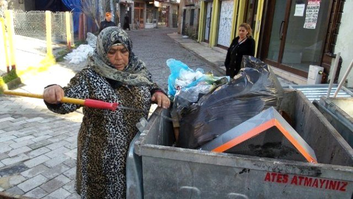 Kocasının Sokağa Attığı Yaşlı Kadın Kış Günü Naylon Çadırda Yatıyor