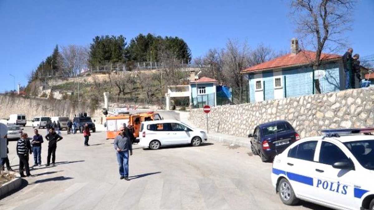 Kontrolünü Kaybeden Araç Kaldırımdaki Yayalara Çarptı: 4 Yaralı