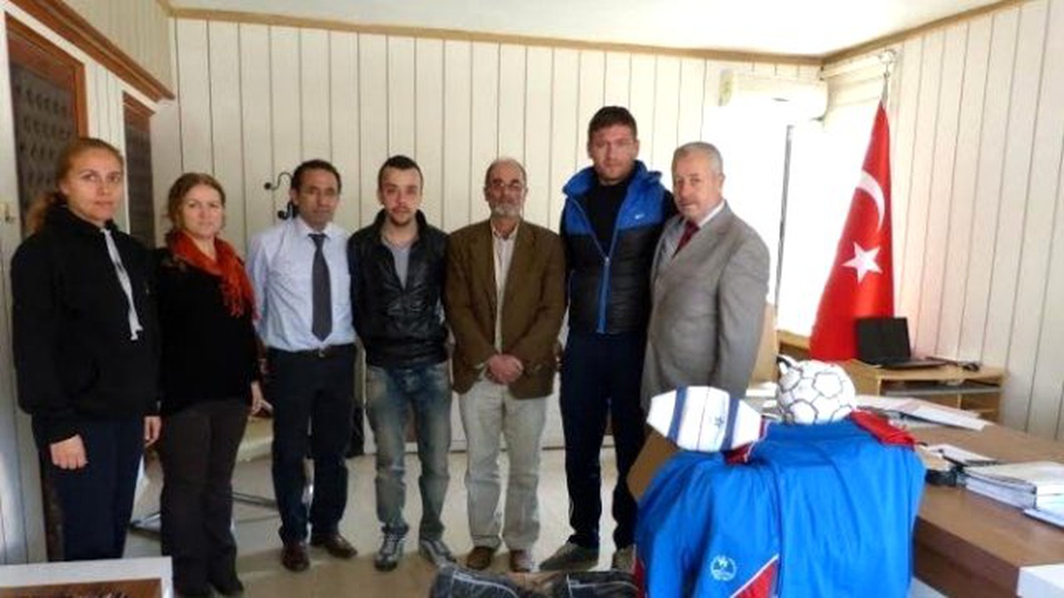 Kurtköy Spor\'a Malzeme Yardımı Yapıldı