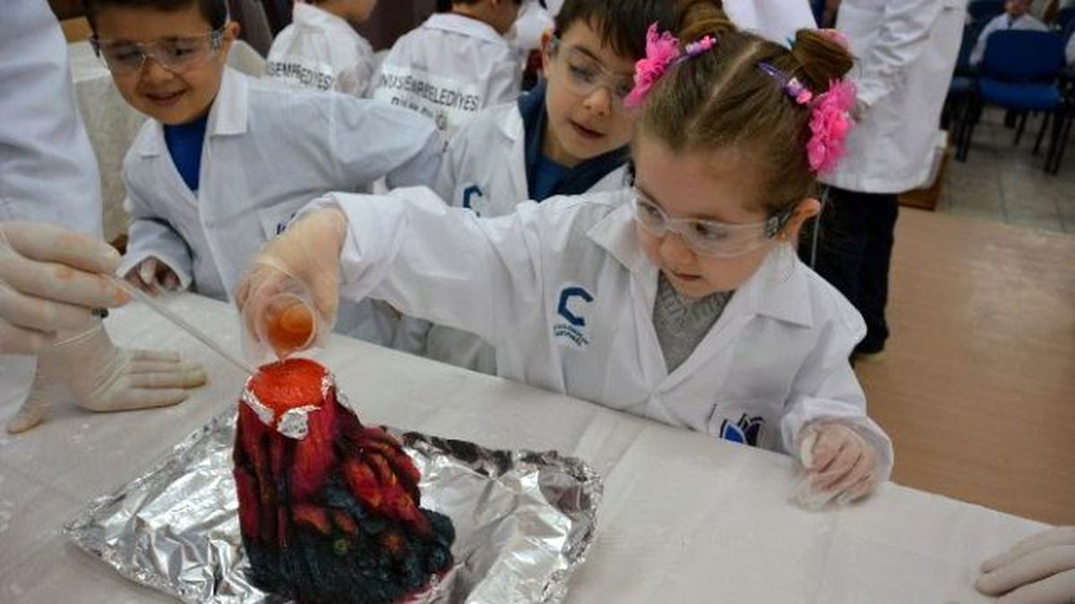Minik Kaşifler İlk Deneylerini Yaptı