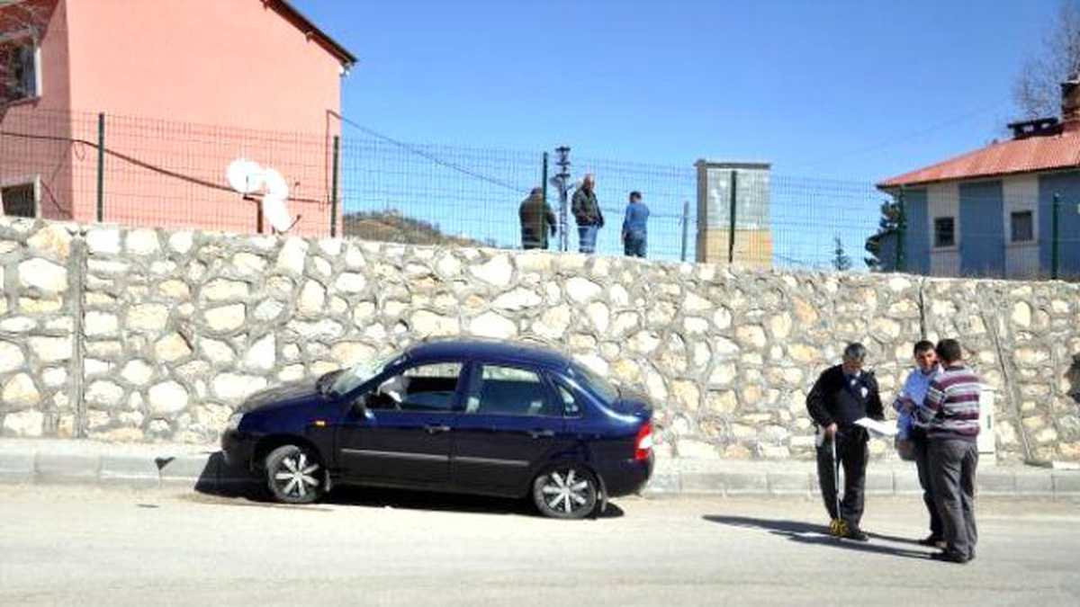 Otomobil Kaldırımdaki Yayalara Çarptı: 4 Yaralı