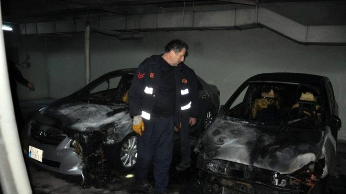 Otoparktaki Yangında İki Araç Yandı