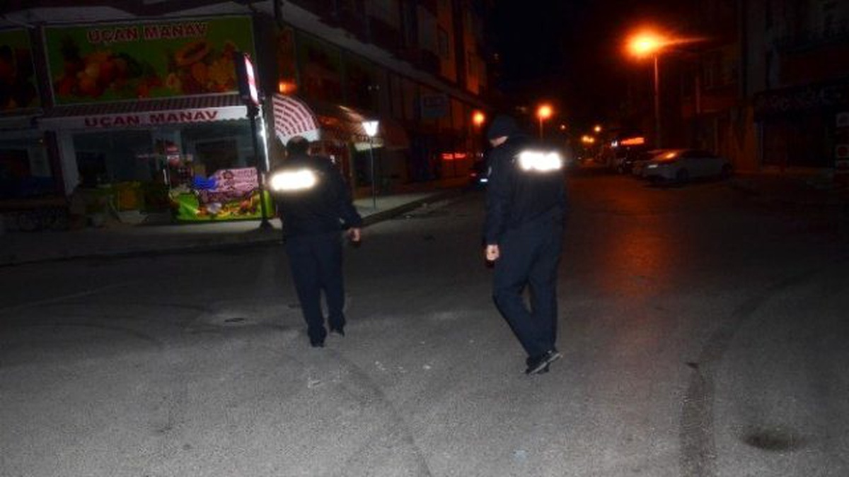 Pati Çeken Otomobil İş Yerine Çarptı