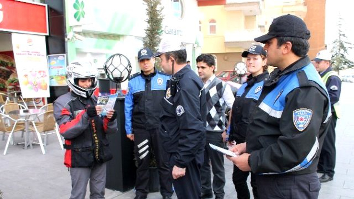 Polisten \'Kask Motosikletin Emniyet Kemeridir\' Uyarısı