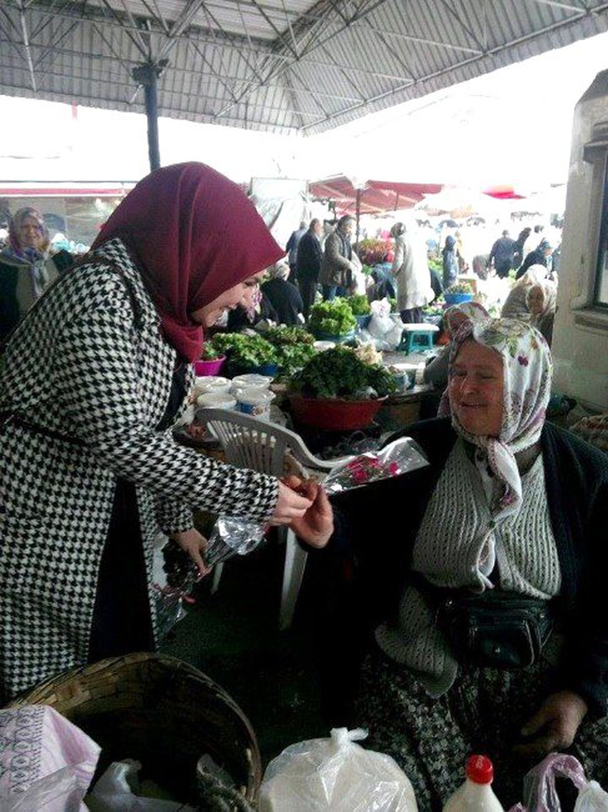 Üniversiteli Gençler, Kadınlara Karafil Dağıttı