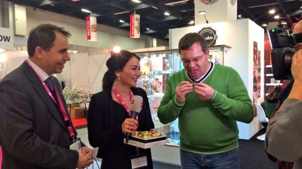 Ünlü Alman Komedyen Elton, Kardelen\'in Fuar Stantında