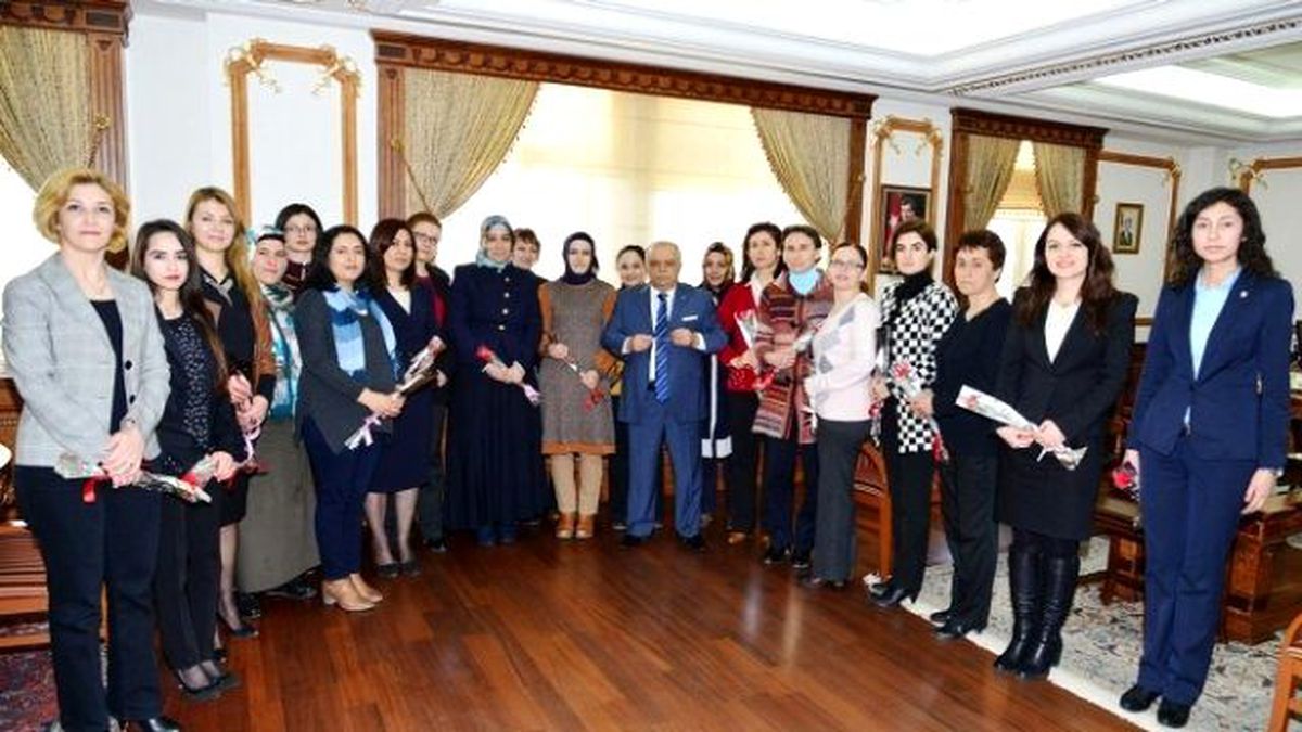 Vali Şentürk\'den Kadınlara Karanfilli Mesai Başlangıcı