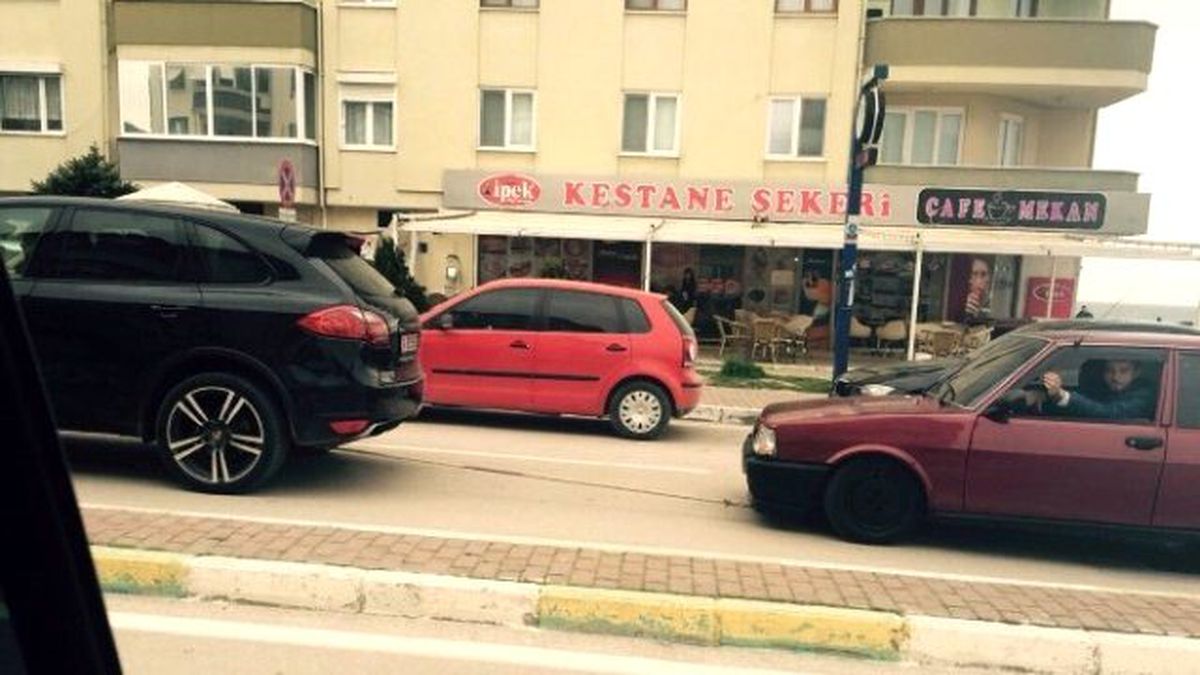 Yolda Kalan Şahin'in Yardımına Porsche Koştu