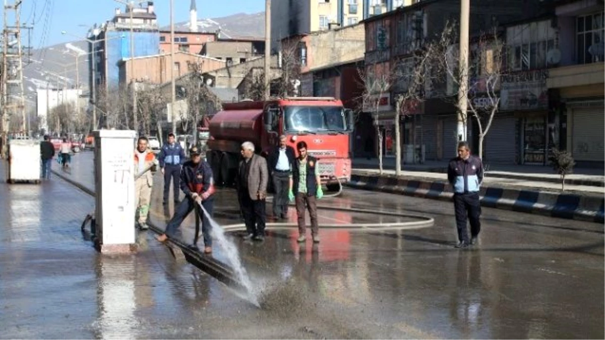 Yüksekova\'da Cadde ve Kaldırımlar Yıkandı