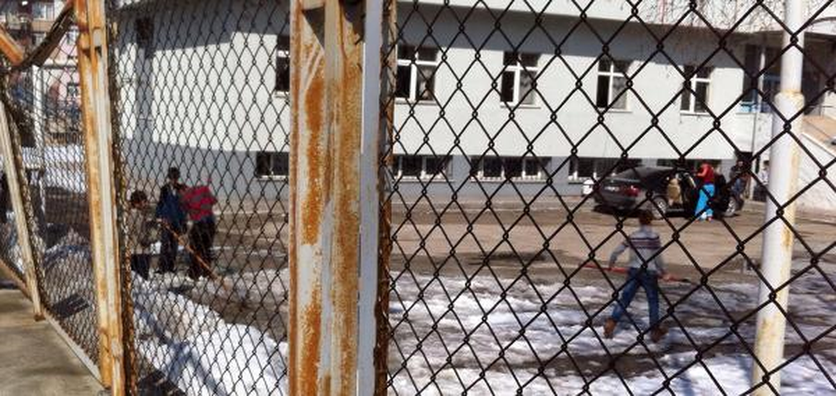 Yurt Çocuklarına Kar Temizletip, Otomobil Yıkattılar