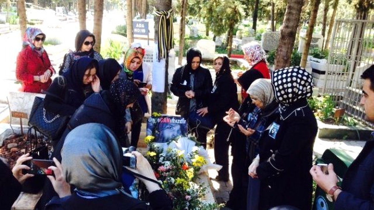 AK Parti\'li Kadınlar Özgecan\'ın Ailesini Ziyaret Etti