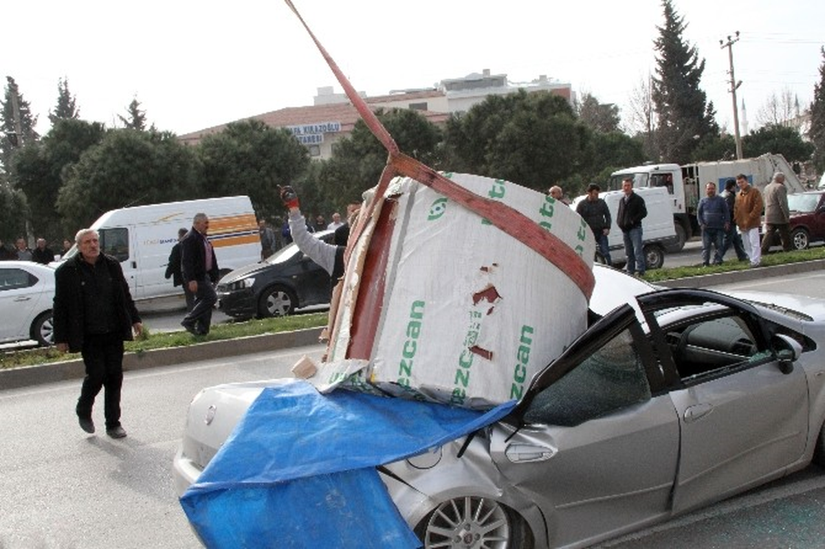 Alüminyum Rulo Otomobilin Üstüne Düştü: İki Yaralı