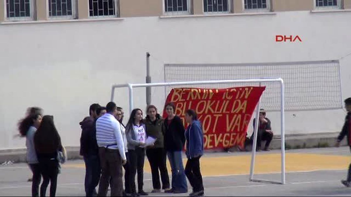 Antalya Berkin Elvan İçin Lise Bahçesindeki Kale Direğine Bez Afiş Astılar