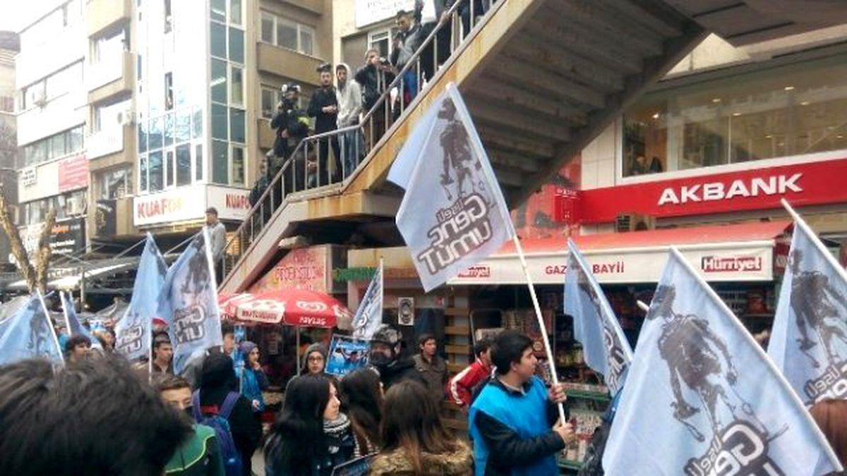 Berkin Elvan Eyleminde Taş ve Sopalarla Saldıran Gruba Polisten Müdahale
