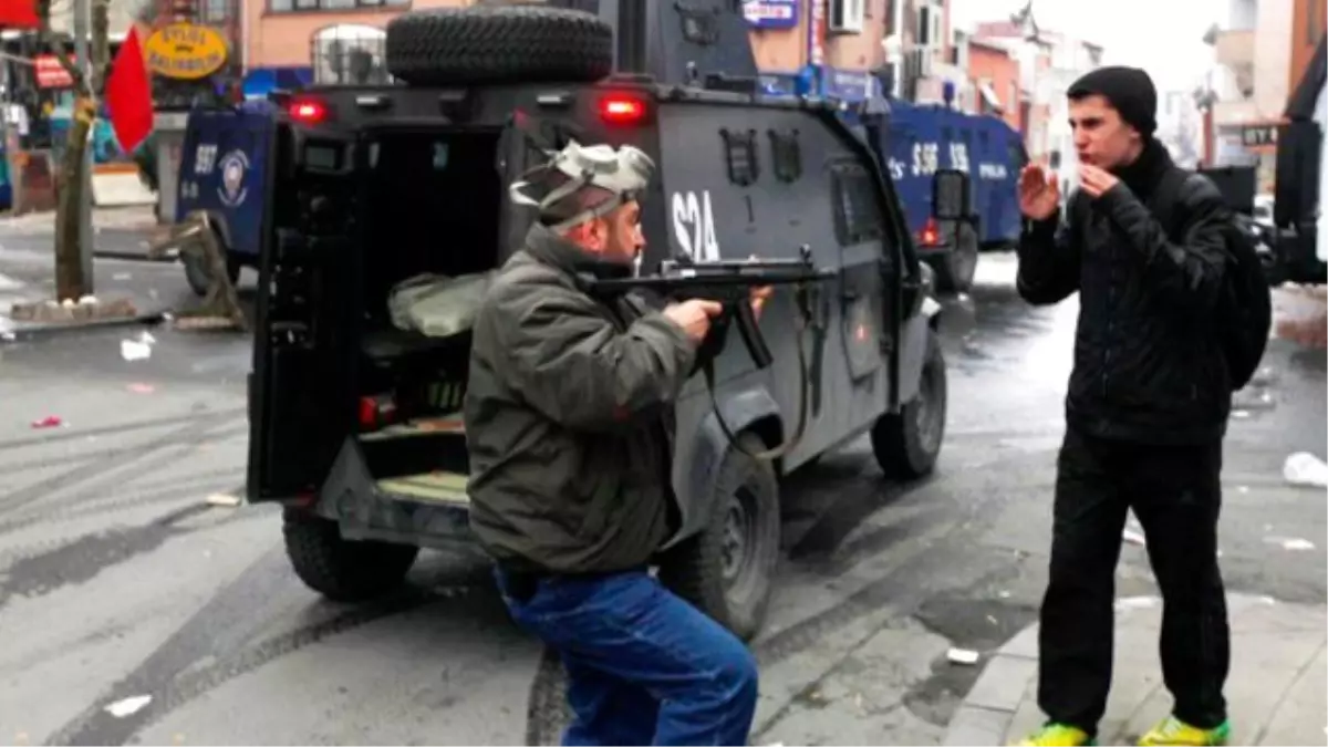 Berkin Elvan'ı Anma Töreninde Polis Gence Silah Doğrulttu