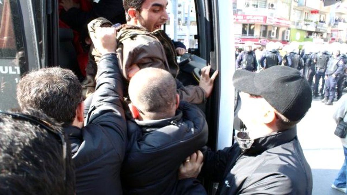 Berkin Elvan İçin Kendilerini Zincirlediler
