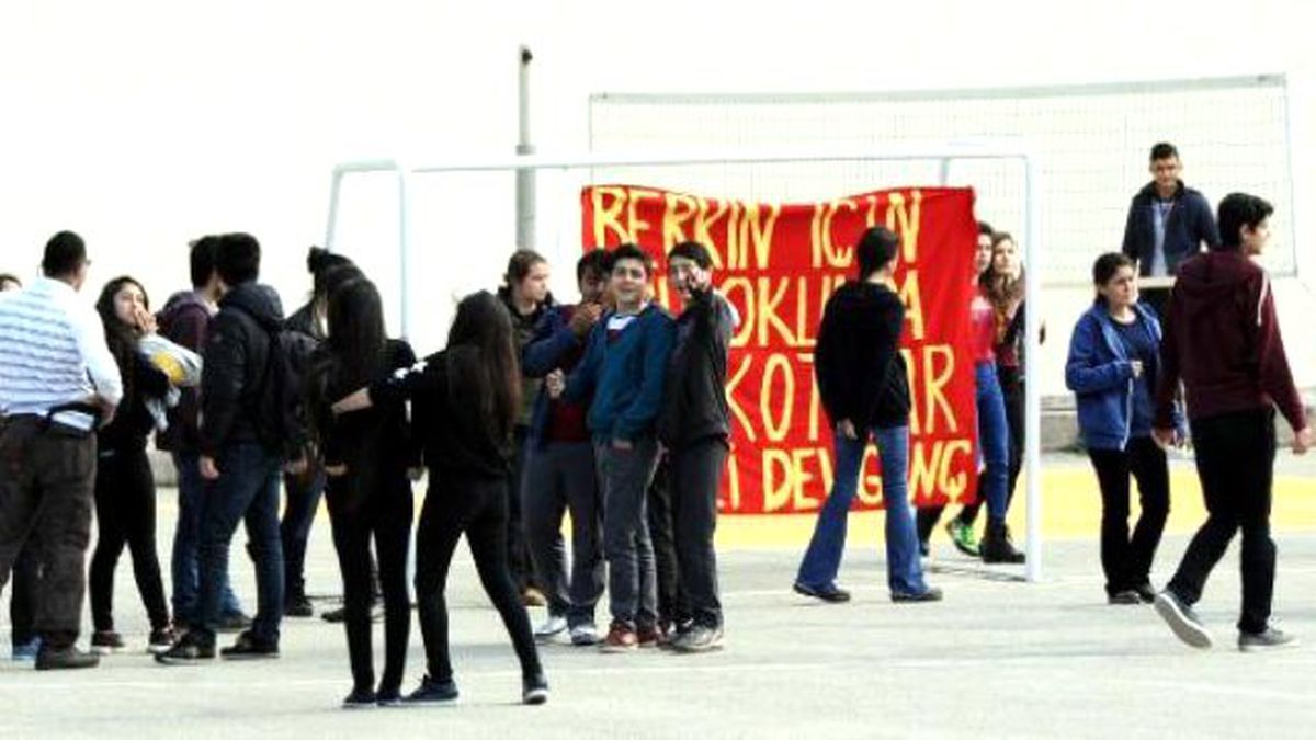 Berkin Elvan İçin Lise Bahçesindeki Kale Direğine Bez Afiş Astılar
