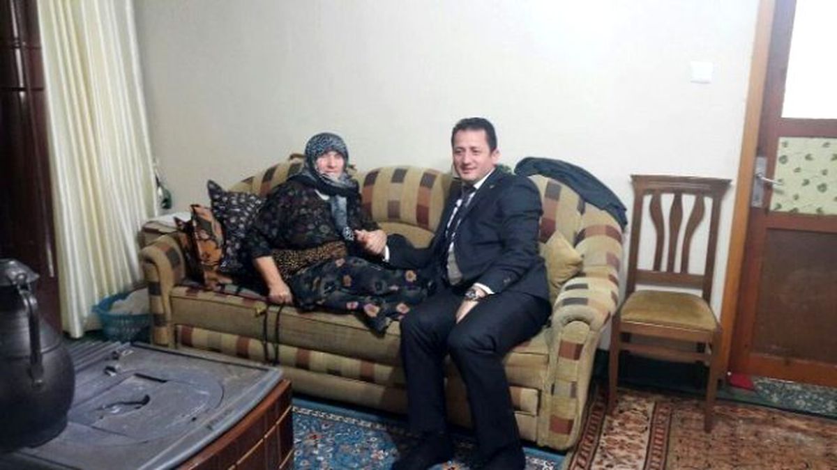 Çabuk, Hem Kendini Tanıtıyor, Hem de Mesleğini İcra Diyor