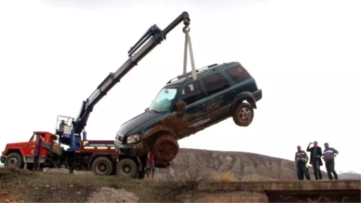 Cip Köprüden Uçtu, Sürücüsü Yaralandı