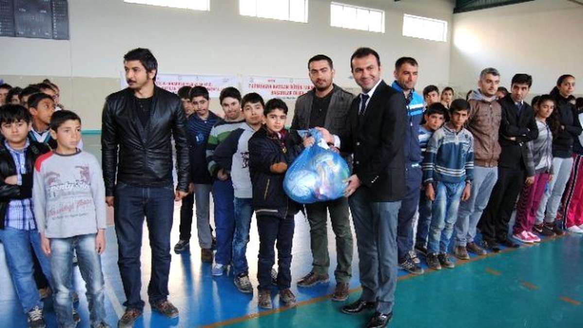 Derik\'teki Öğrencilere Spor Malzemeleri Dağıtıldı