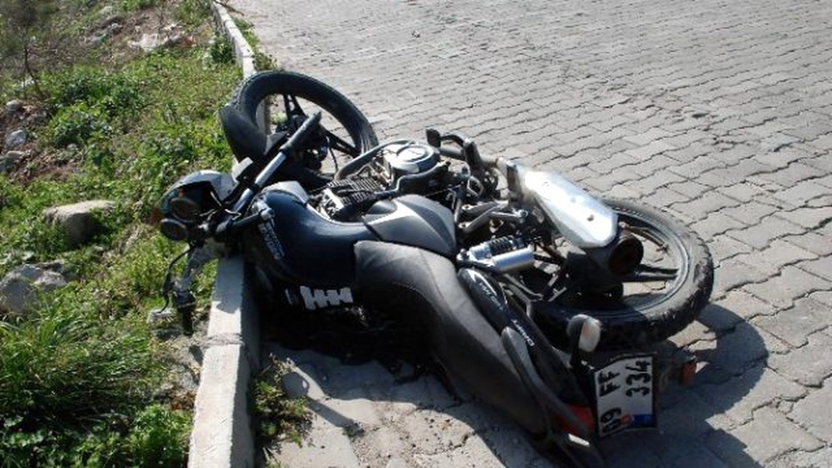 Direksiyon Hakimiyetini Kaybeden Motosiklet Sürücüsü Ağır Yaralandı