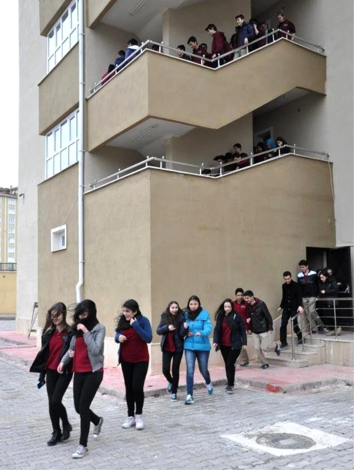 Sivas\'ta İtfaiye Fen Lisesinde Yangın Tatbikatı Düzenledi