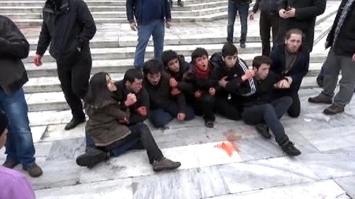 Gezi Parkı Merdivenlerinde Berkin Elvan Eylemine Polis Müdahalesi