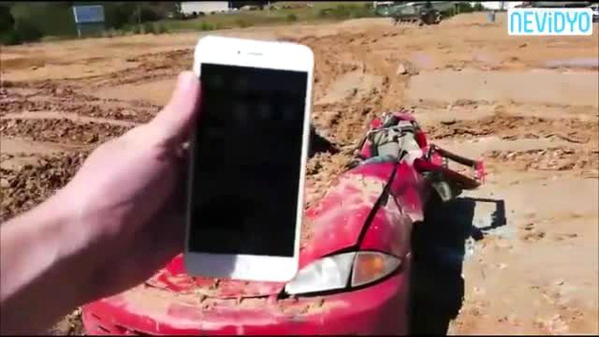 İphone 6\'nın Üzerinden Tankla Geçtiler