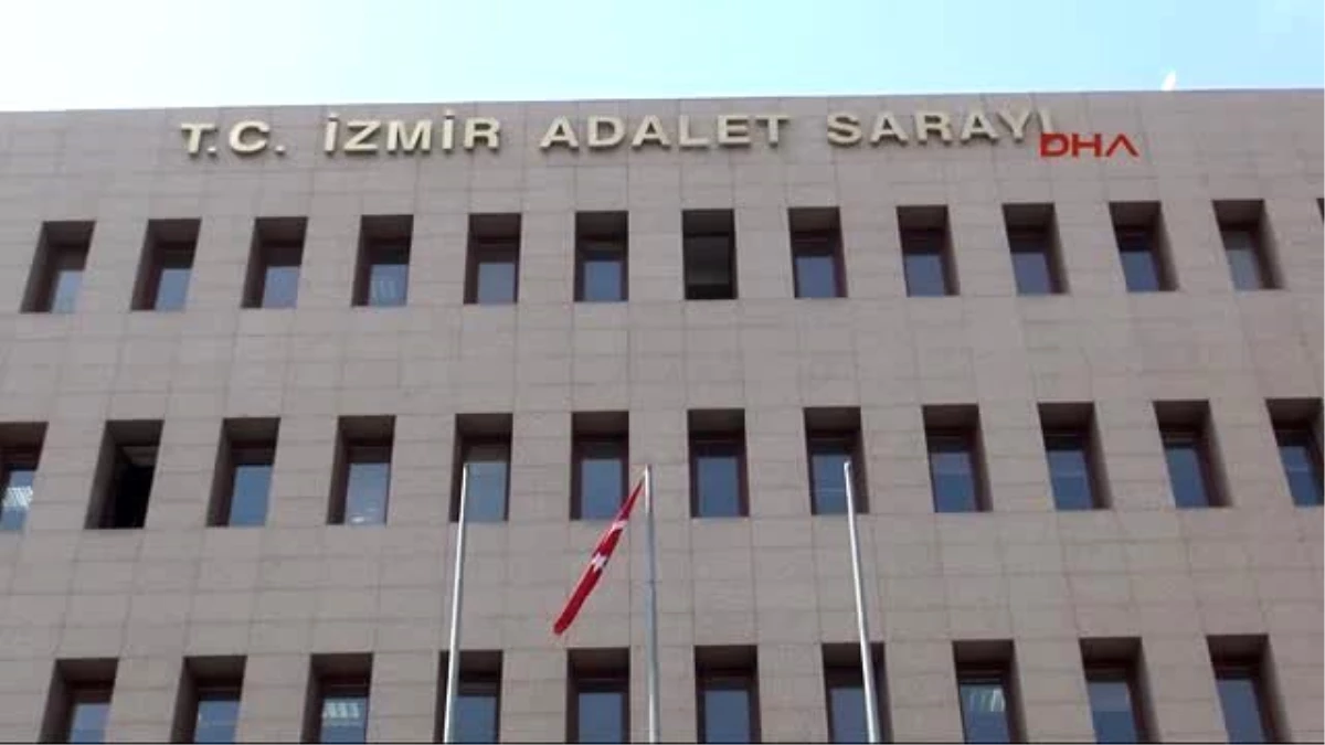 İzmir\'de Avukatları Adliye Yasağı Durdurmadı