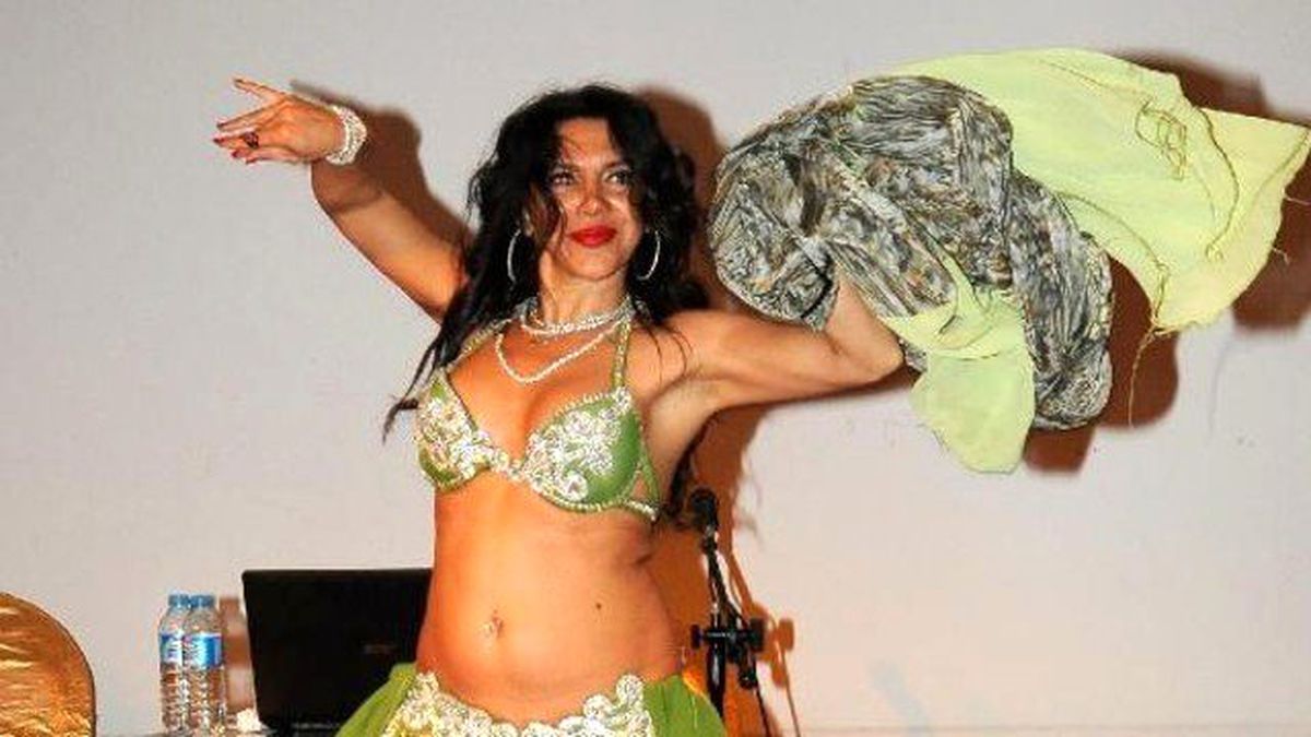 Kadın Dernek Başkanı, Dansözü Sahneden İndirdi