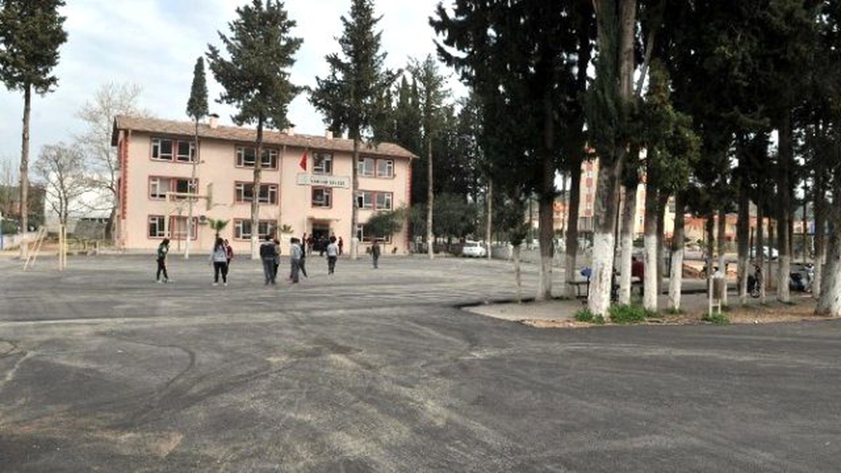 Kepez\'de Okulların Bahçe Düzenlemeleri Yapılıyor