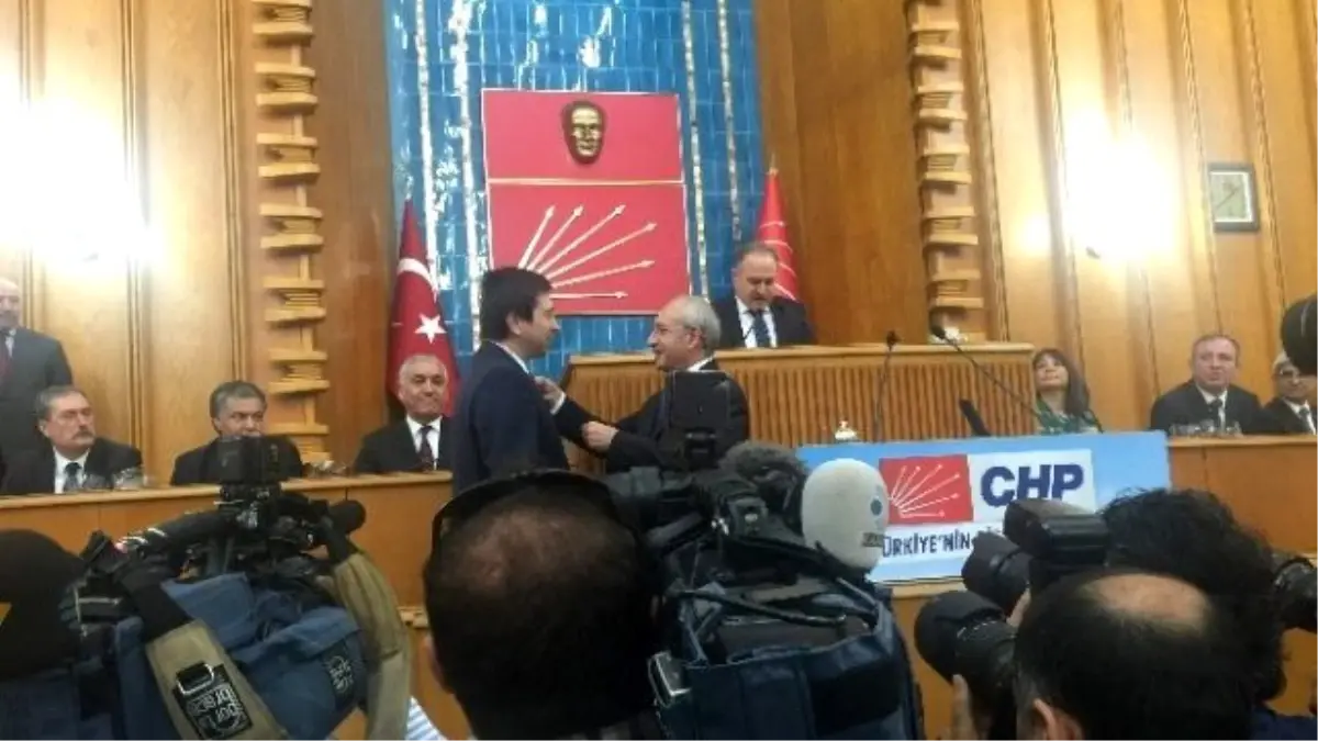 Kılıçdaroğlu, Yenidünya'ya Parti Rozeti Taktı