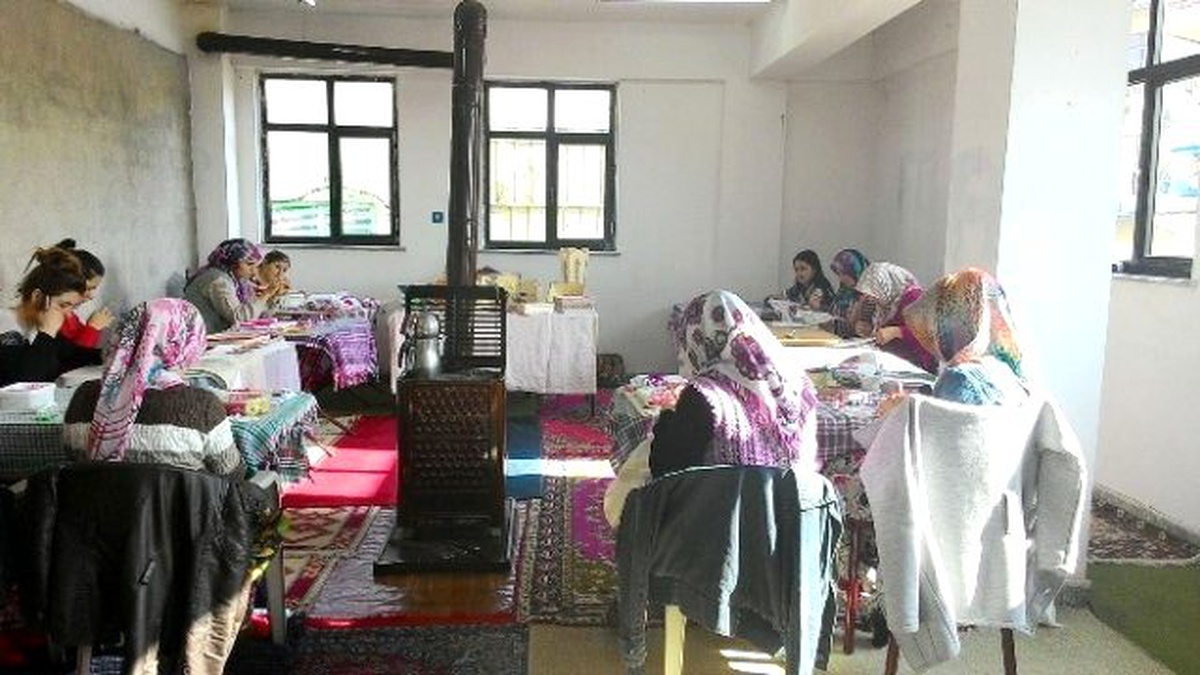 Köylü Kadınlar El Sanatlarını Öğreniyor