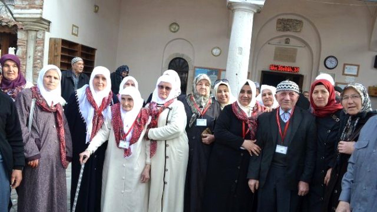 Kula\'da 50 Kişilik Umre Kafilesi Dualarla Uğurlandı