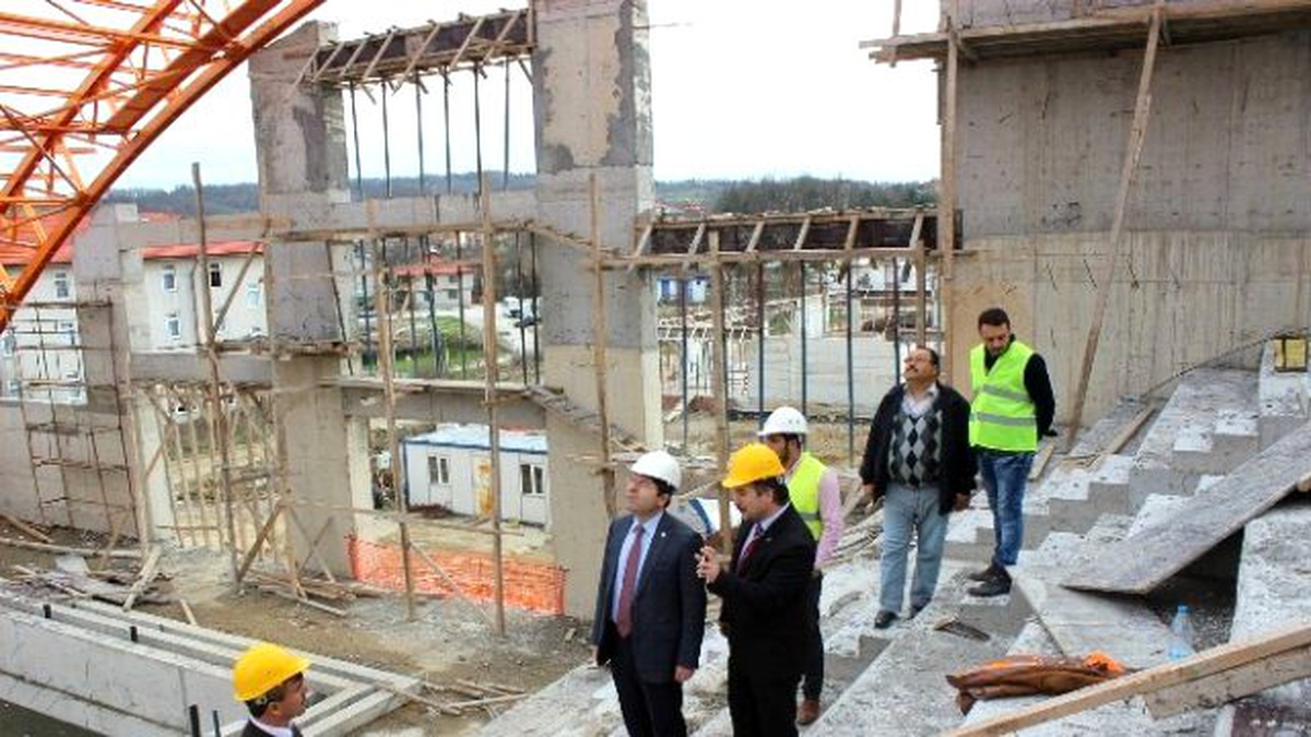Milletvekili Yılmaz Tunç, Bartın Kapalı Yüzme Havuzu İnşaatını İnceledi