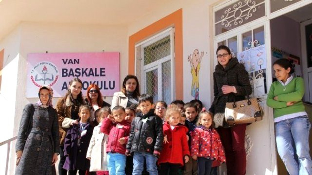 Başkale\'de Minik Öğrencilerden Hastaneye Ziyaret